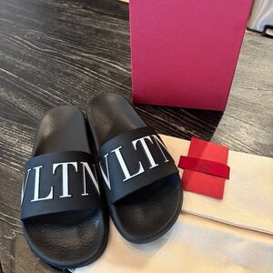VALENTINO GARAVANI Black & White 'VLTN' Pool Slides